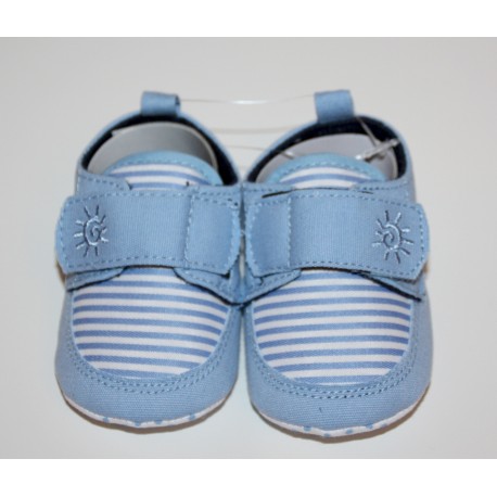 Adorables petites chaussures bleu clair