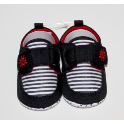 Adorables petites chaussures noires et rouges